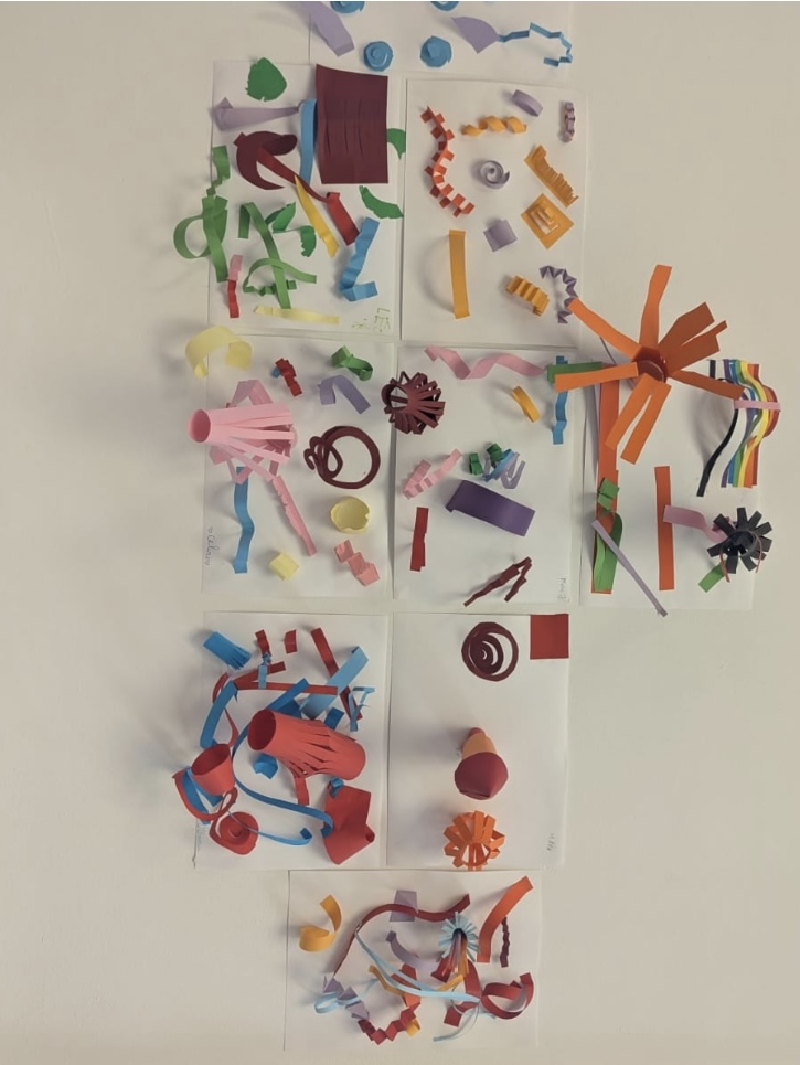 Œuvres de papiers colorés réalisées en arts plastiques