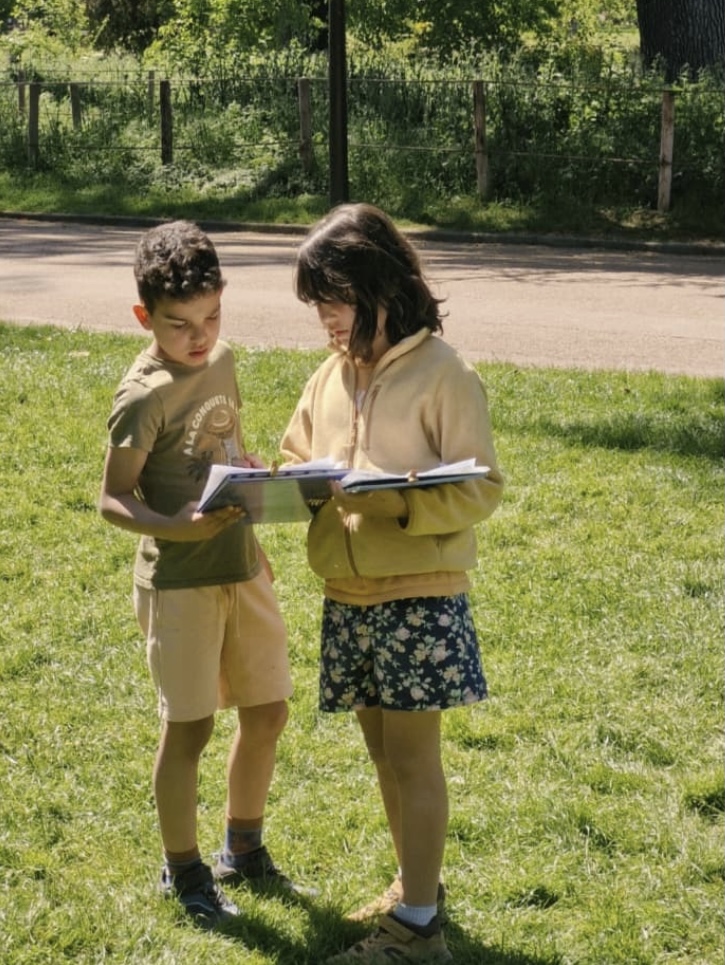 Deux enfants qui travaillent ensemble au parc