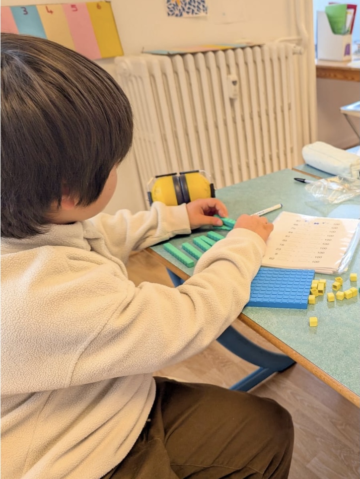 Enfant qui travaille les mathématiques à l'aide de matériel à manipuler