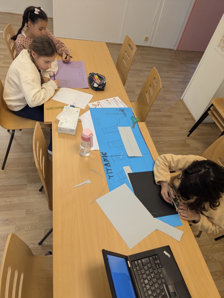 Trois enfants qui travaillent ensemble sur leurs projets personnels et exposés