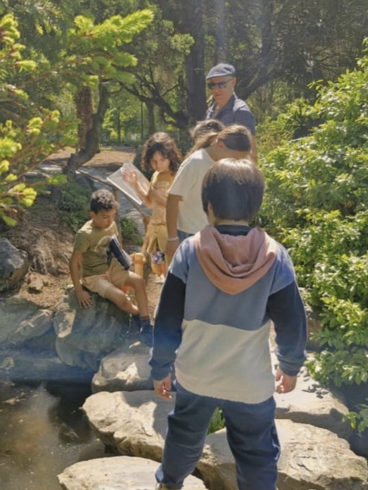 Groupe d'enfants en sortie au parc